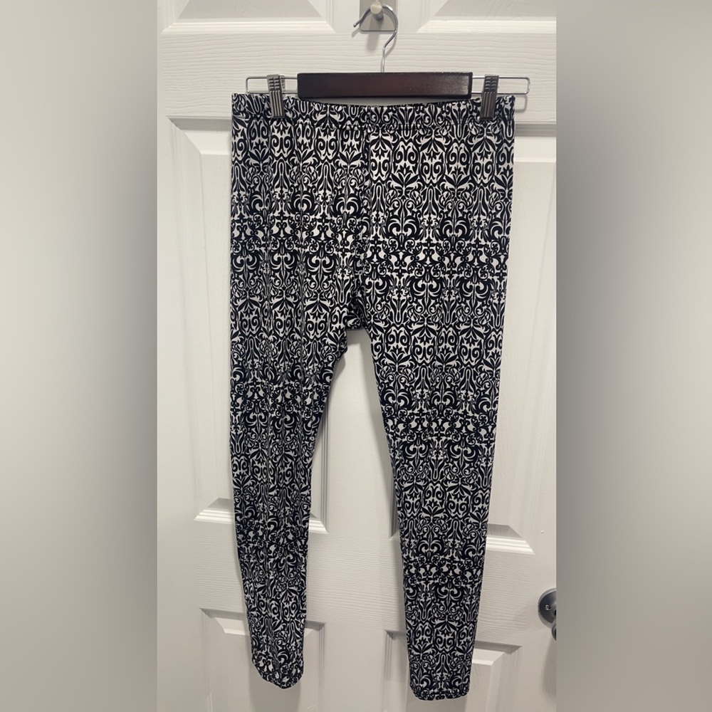 Black and white damask design leggings
